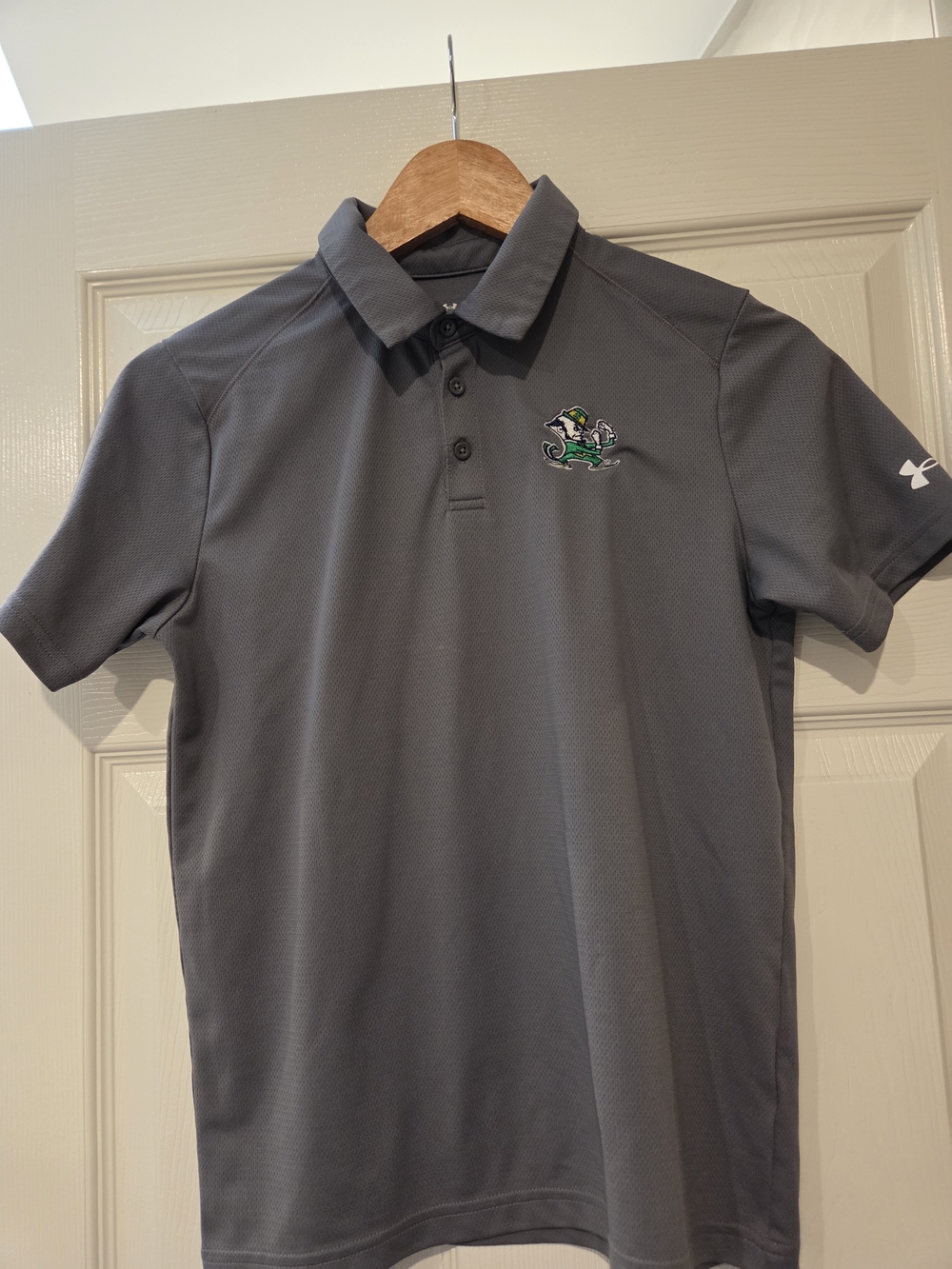 Under Armour Notre Dame Fighting Irish Leprechaun Polo Youth Large Grey